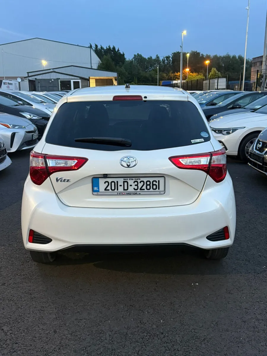 Vitz 2020 1L white low milage - Image 2