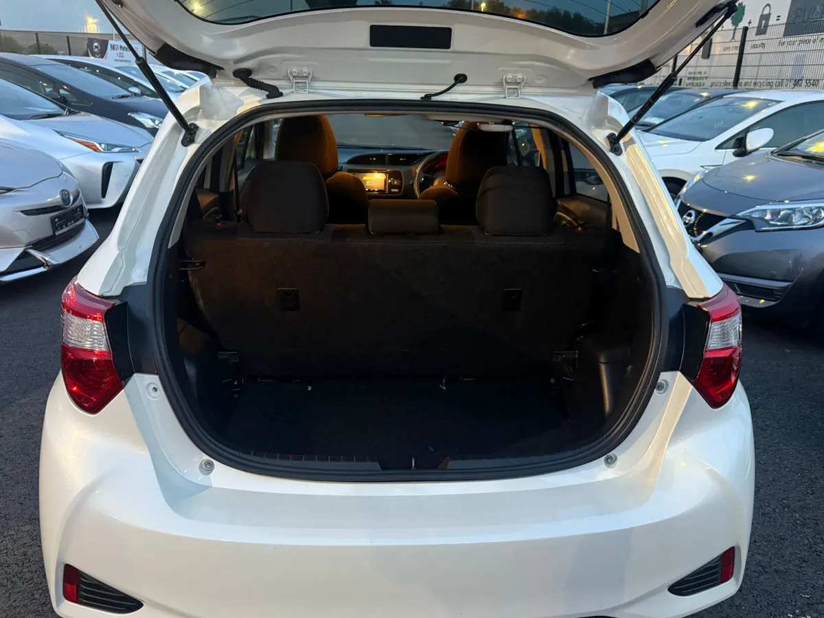Vitz 2020 1L white low milage - Image 4