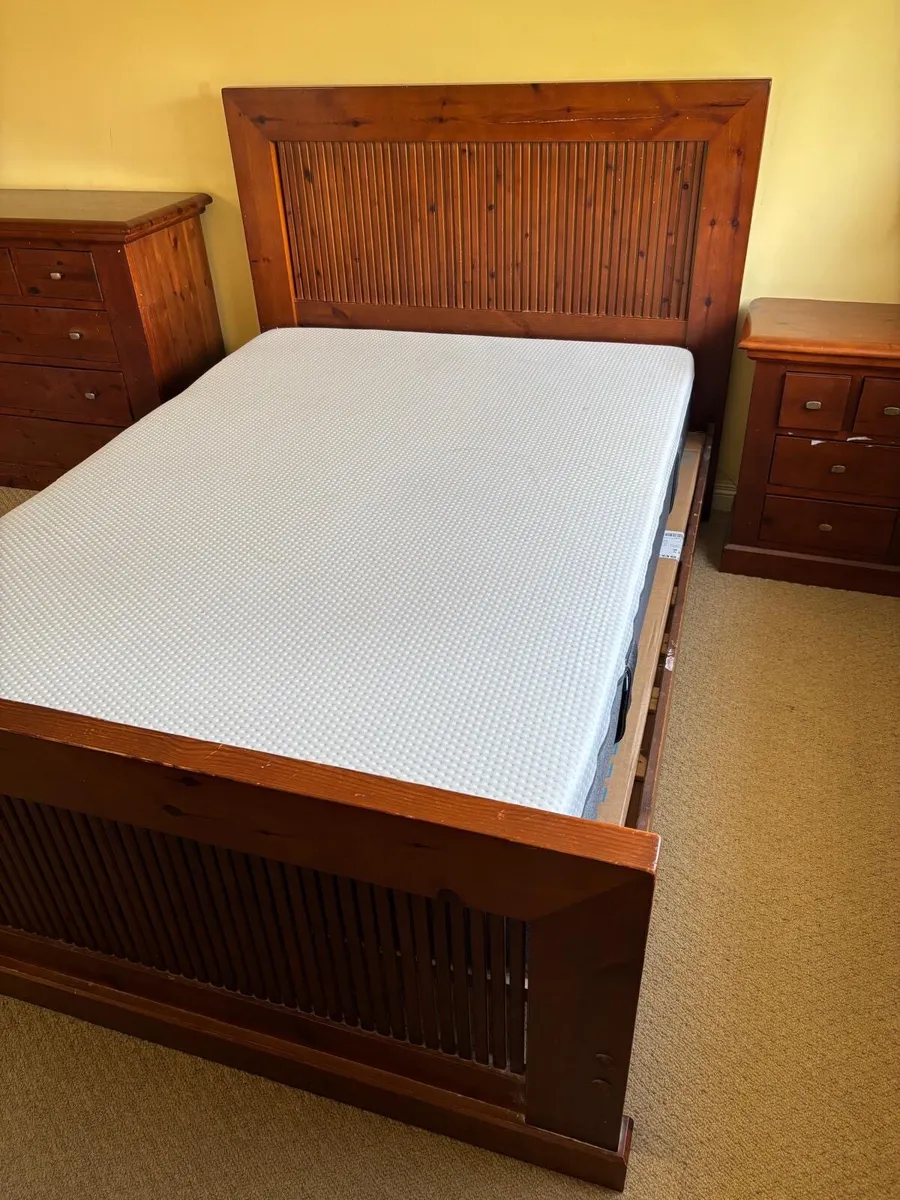 Bed, Lockers, chest of drawers. - Image 1
