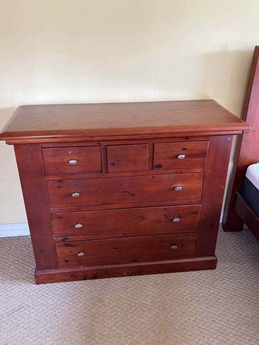 Bed, Lockers, chest of drawers. - Image 2
