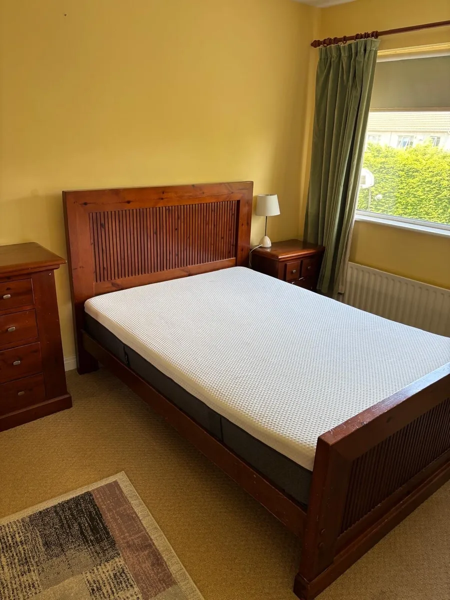 Bed, Lockers, chest of drawers. - Image 3