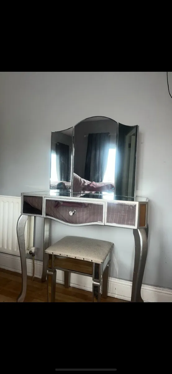 Dressing table with chair and mirror - Image 1