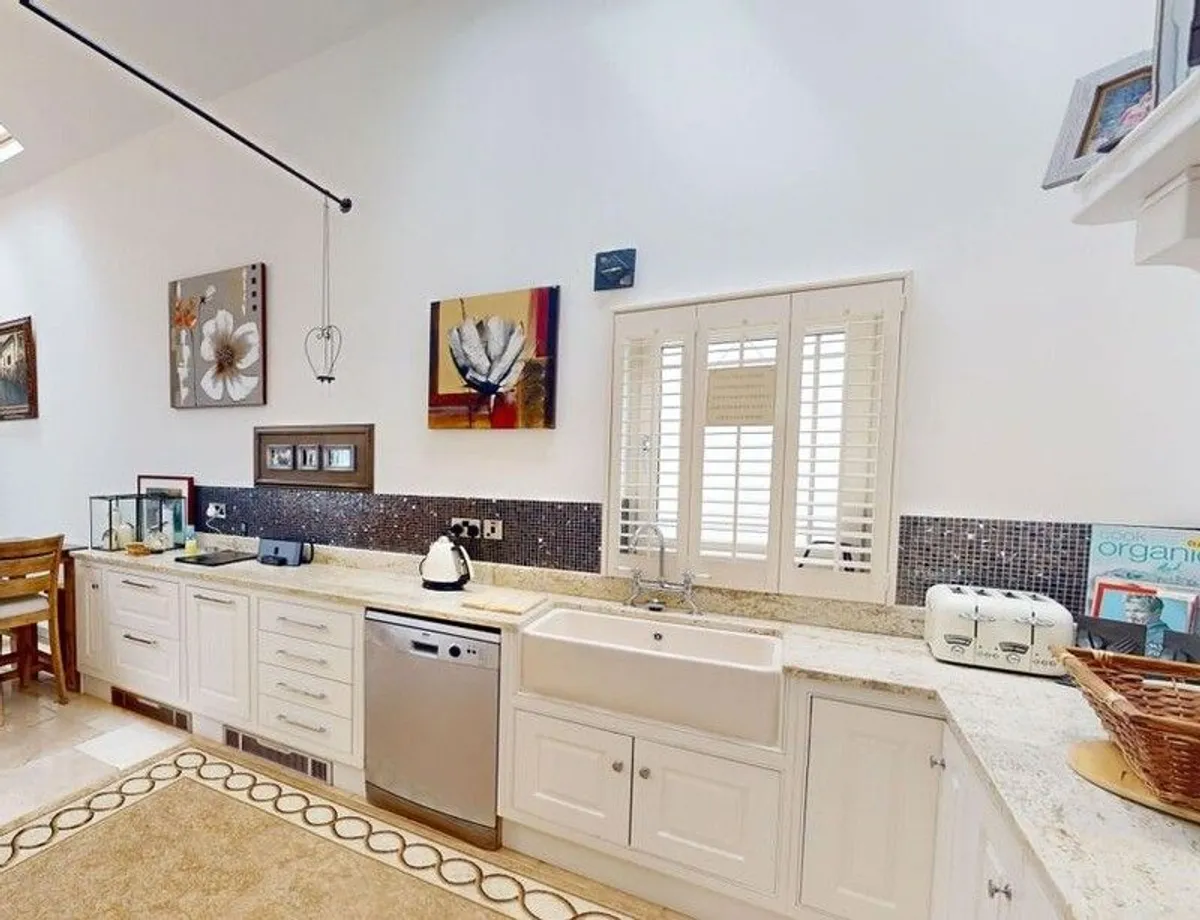 Kitchen - with Granite countertop - Image 4