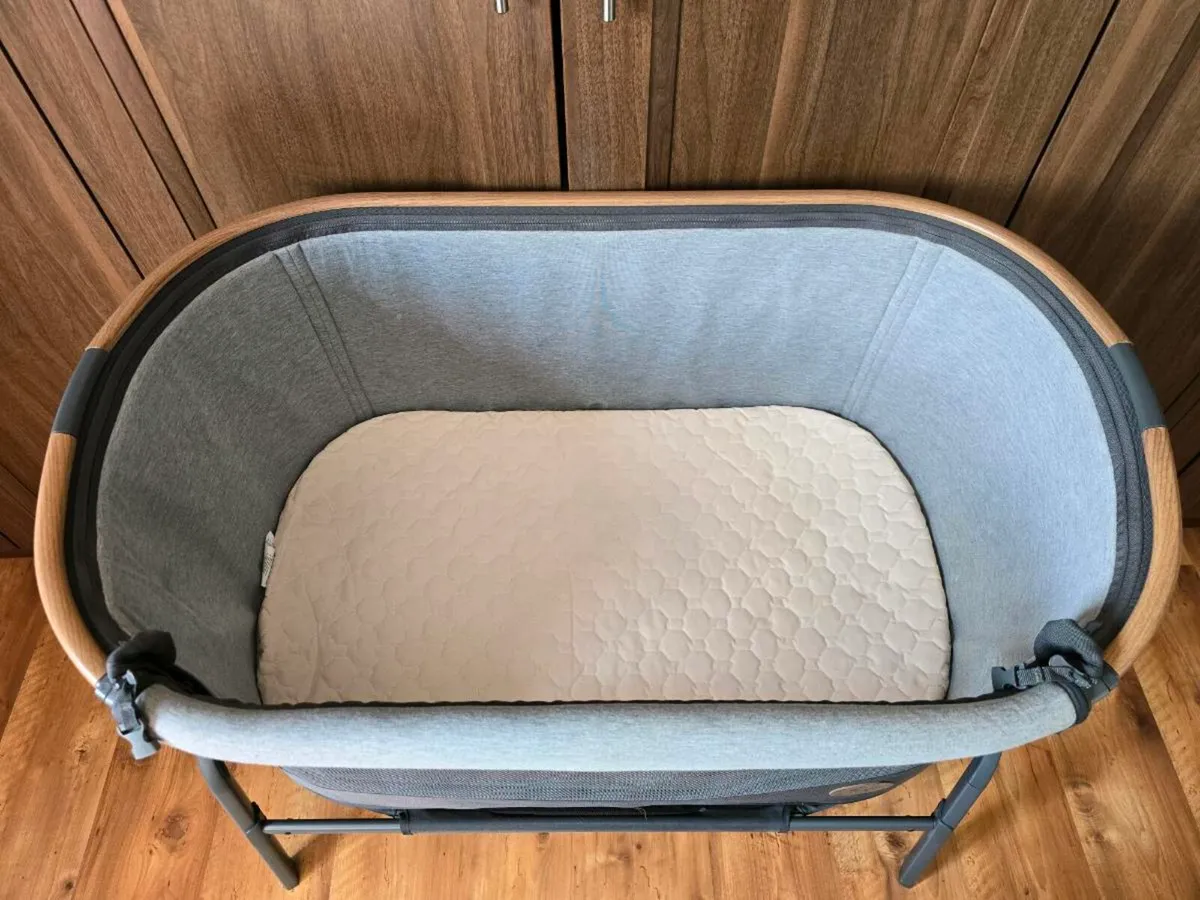 Maxi Cosi Iora co-sleeper- Graphite - Image 2