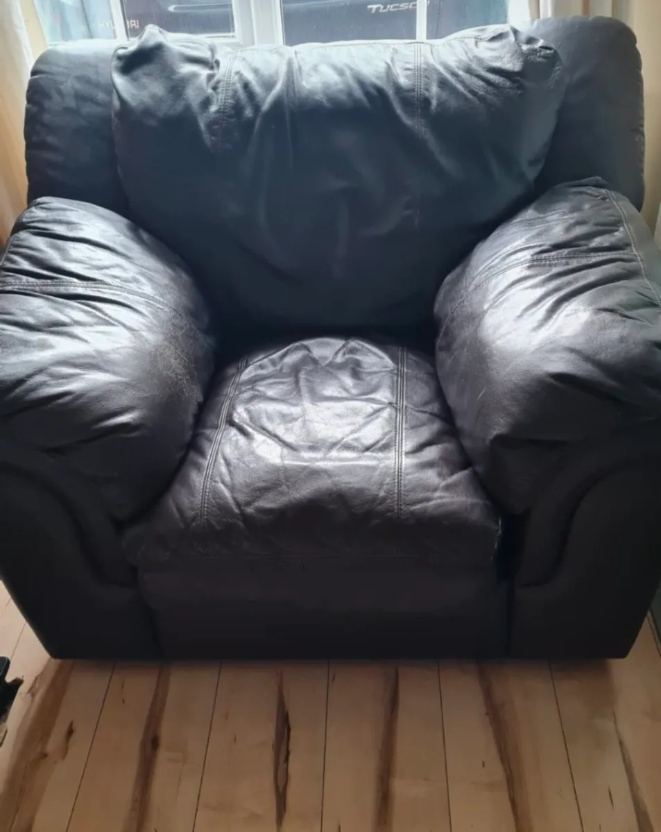 Leather effect couches to take away - Image 2