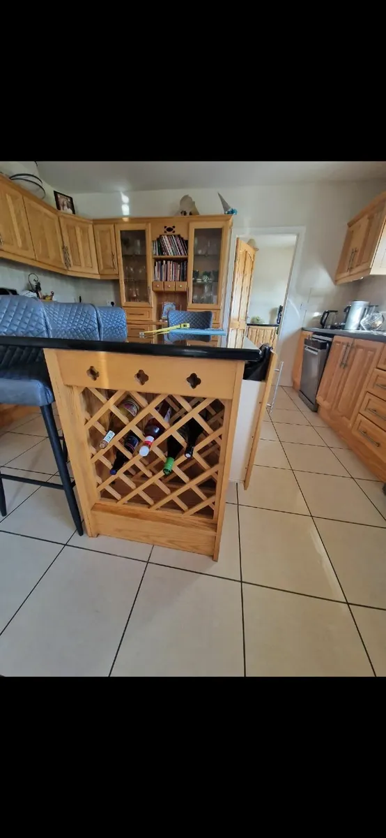 Kitchen island - Image 1