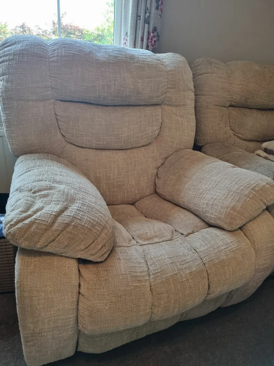 Manual recliner armchairs