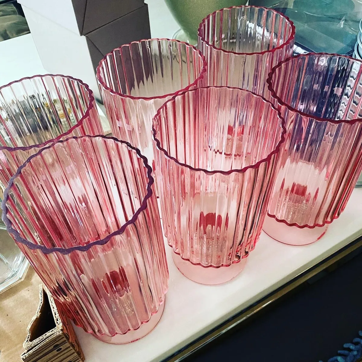 Six pink glass table centrepieces with diamanté - Image 1