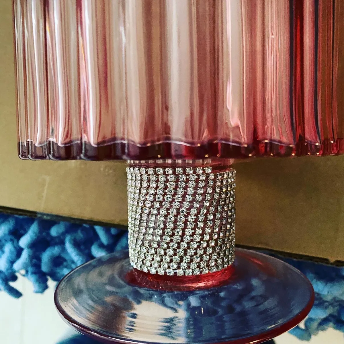 Six pink glass table centrepieces with diamanté - Image 2