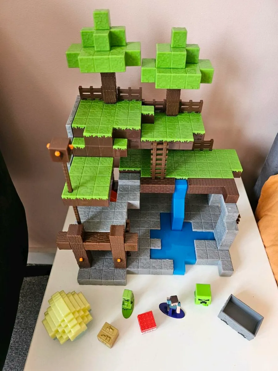 Minecraft house with toys Bundle - Image 2