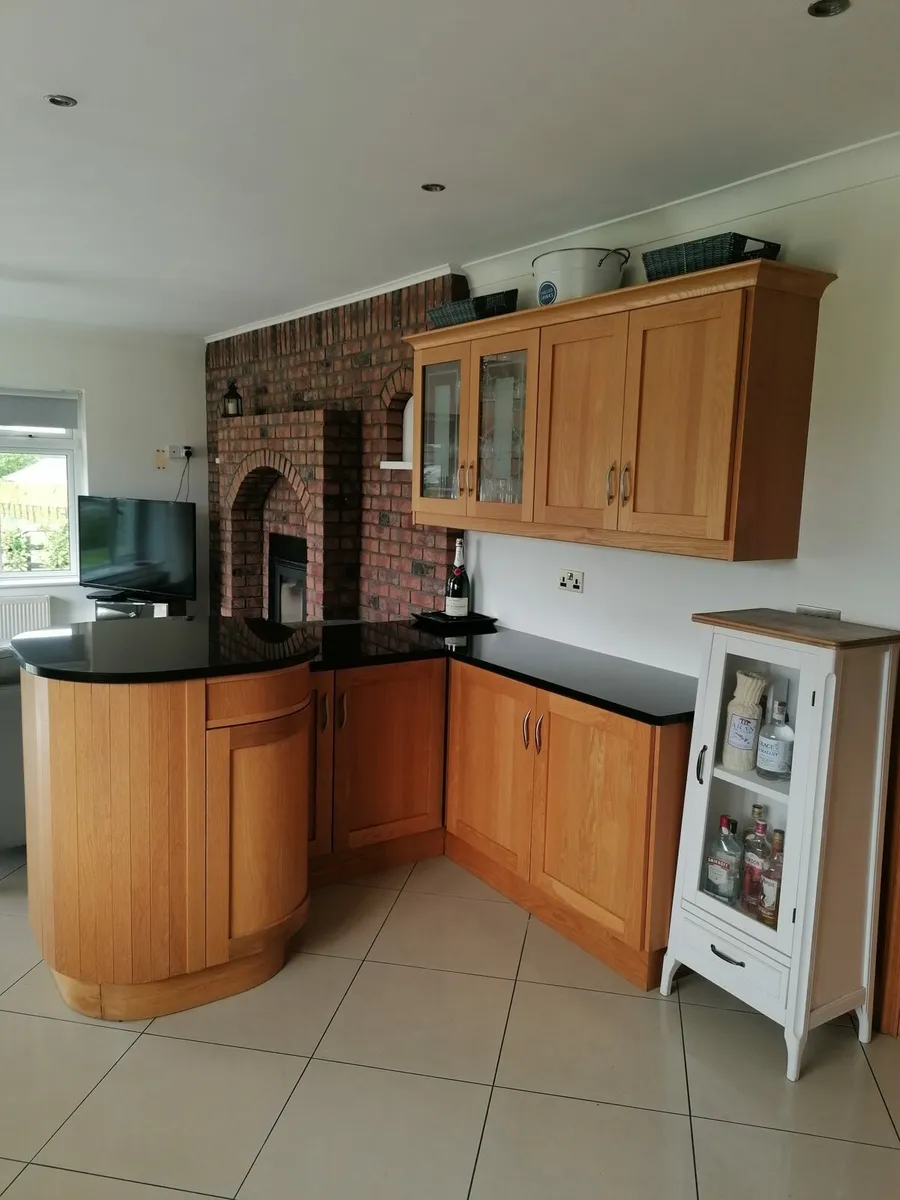Kitchen with granite worktop - Image 2