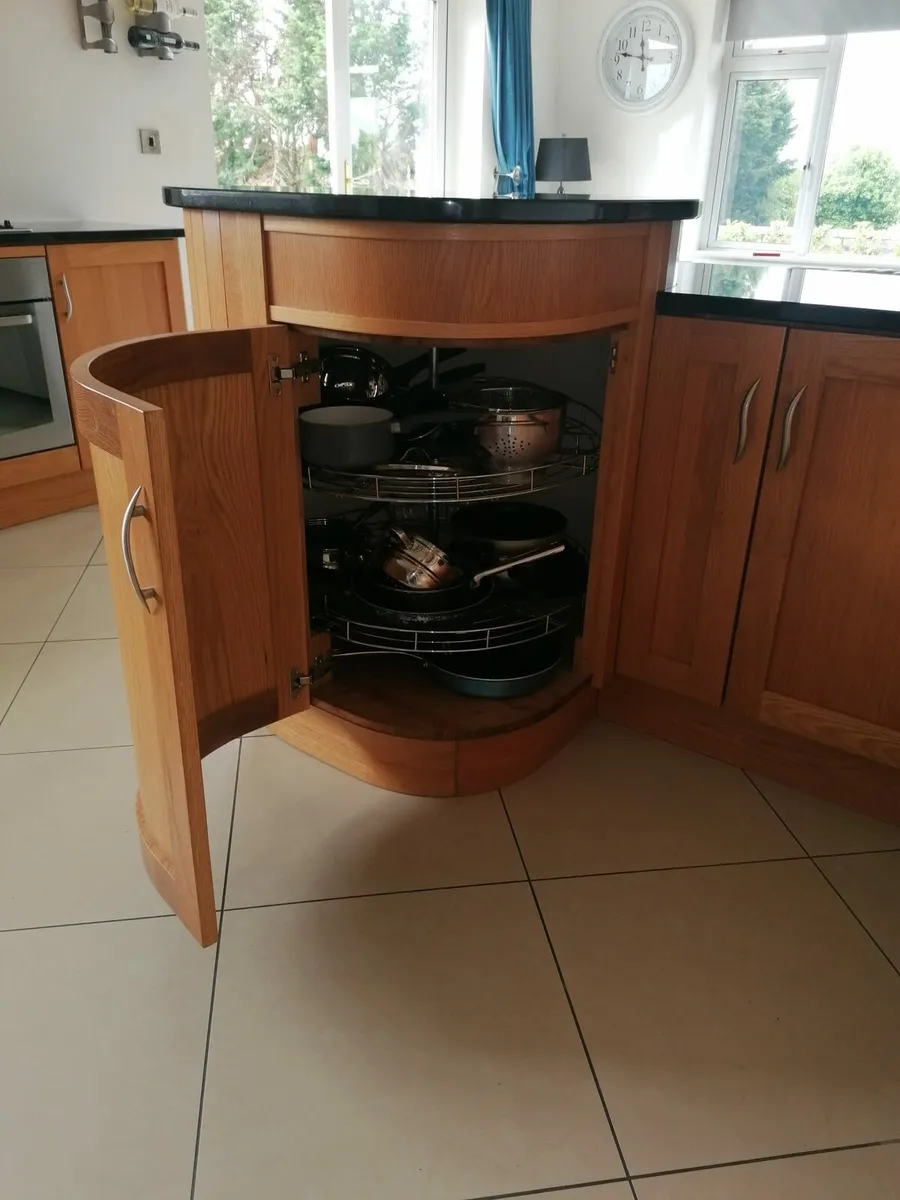 Kitchen with granite worktop - Image 3