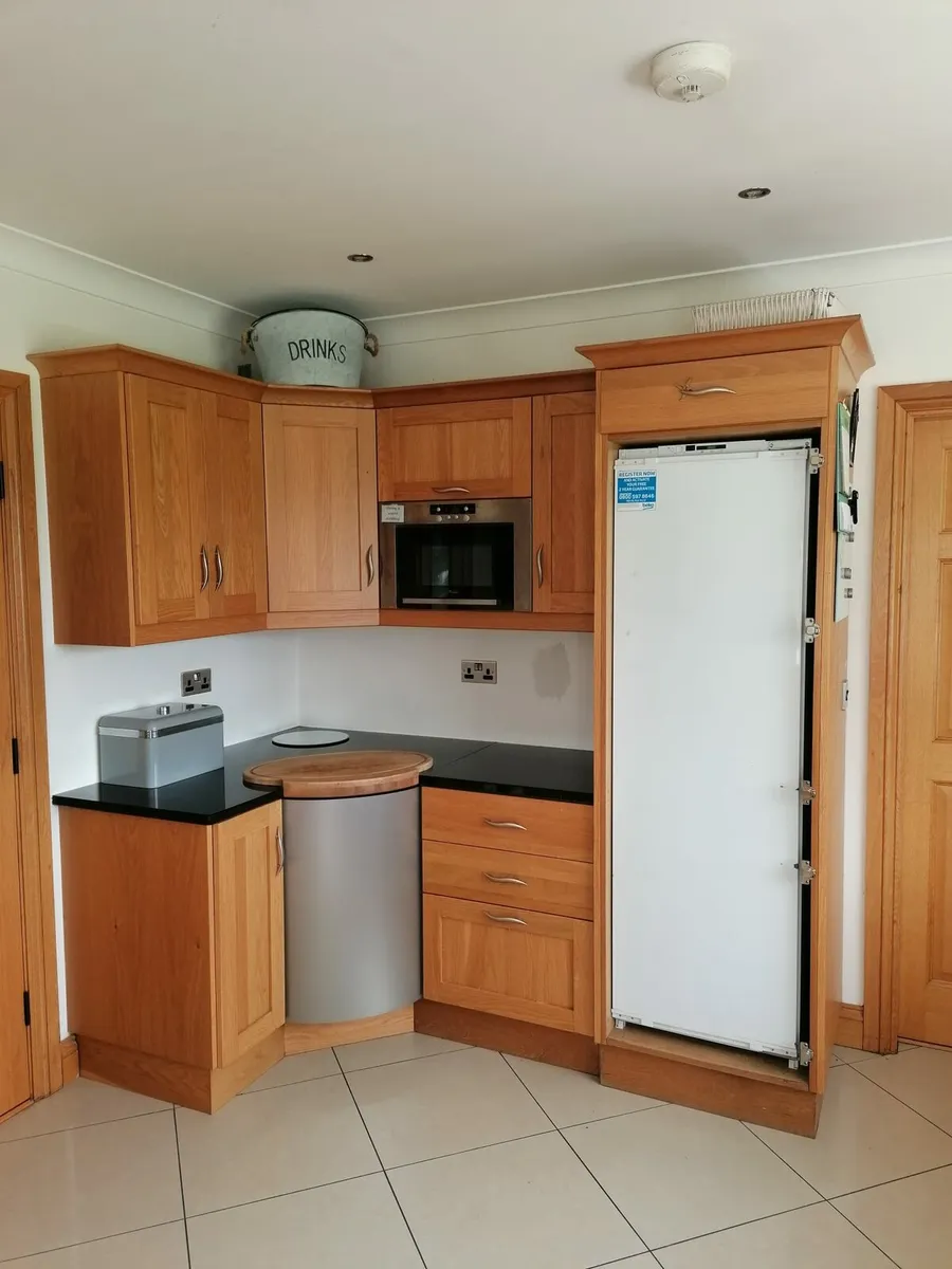 Kitchen with granite worktop - Image 4