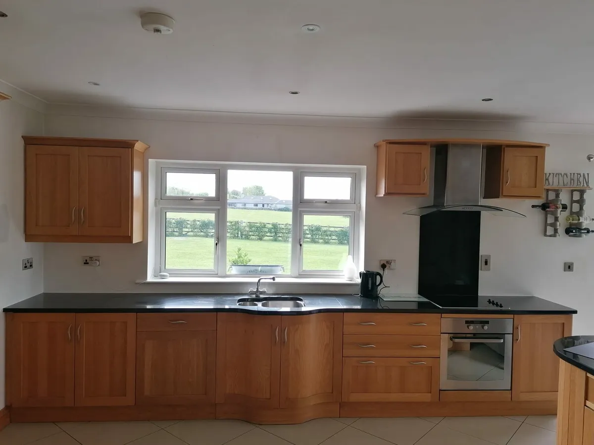 Kitchen with granite worktop - Image 1