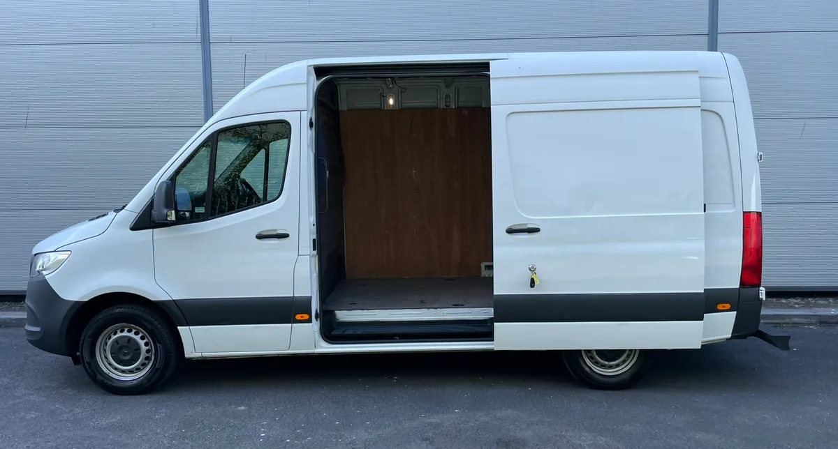 Sprinter 315/36 RWD MWB H/ Roo Straight Deal Price - Image 4