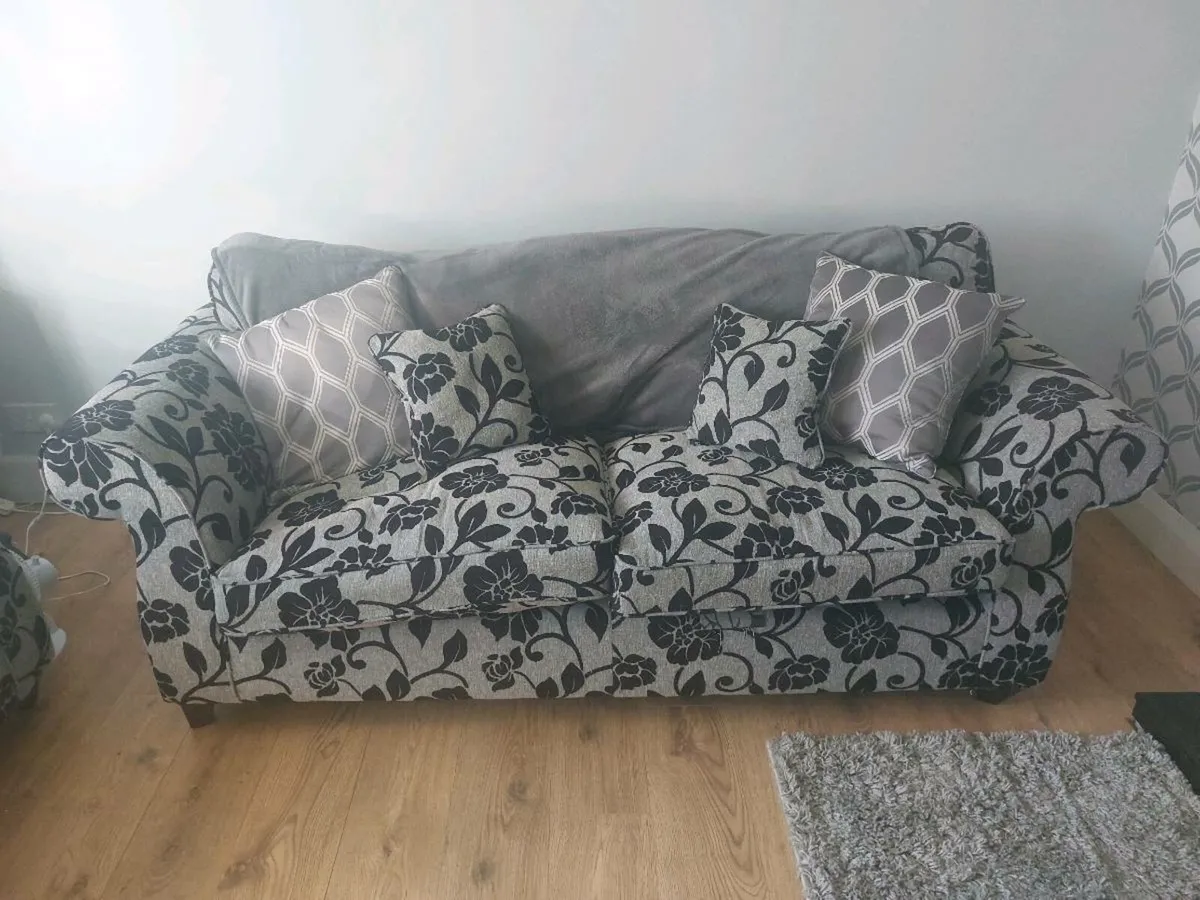 3 seater couch x 2 - Image 1