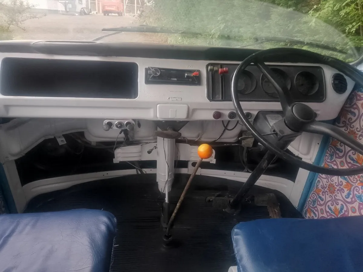 Volkswagen Camper van T2 Baywindow - Image 2