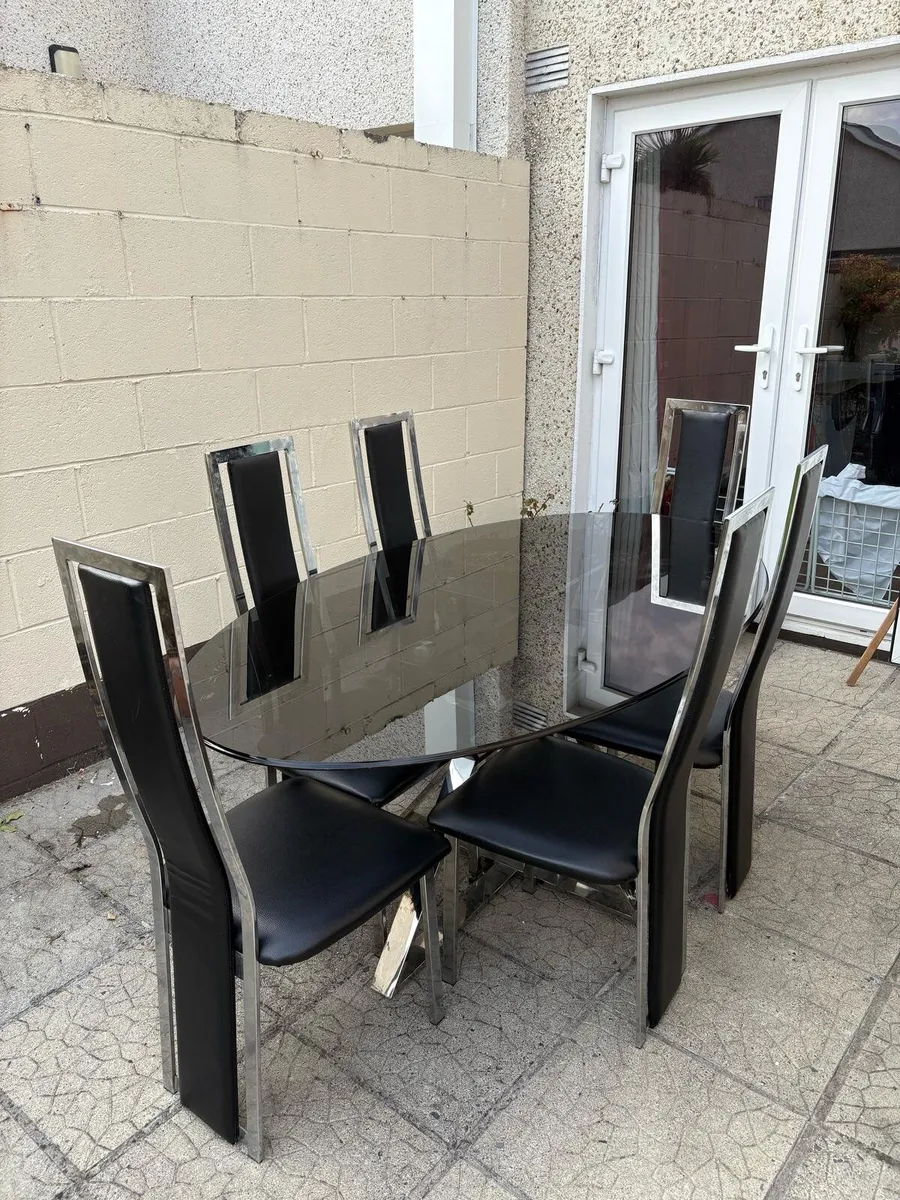 Dining Table with 6 chairs - Image 1