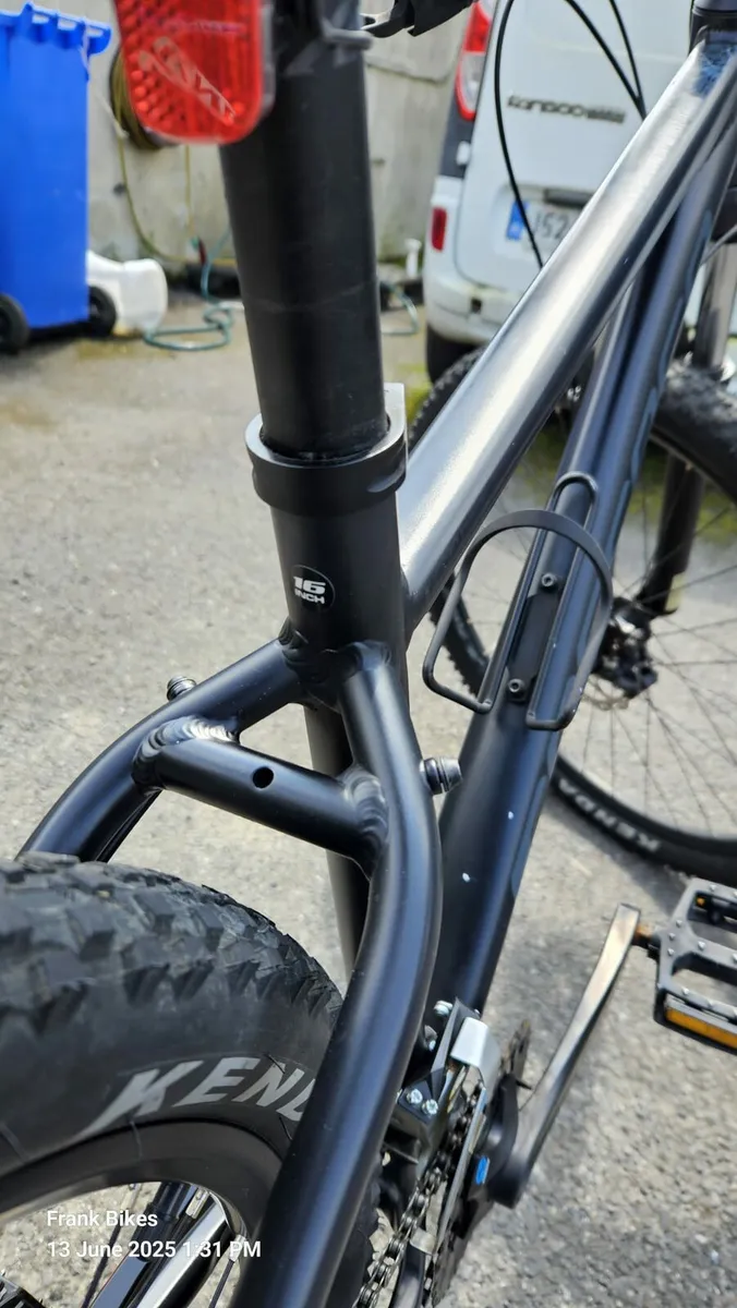 Mountain Bike Carrera Vengeance 27.5 Like New - Image 4