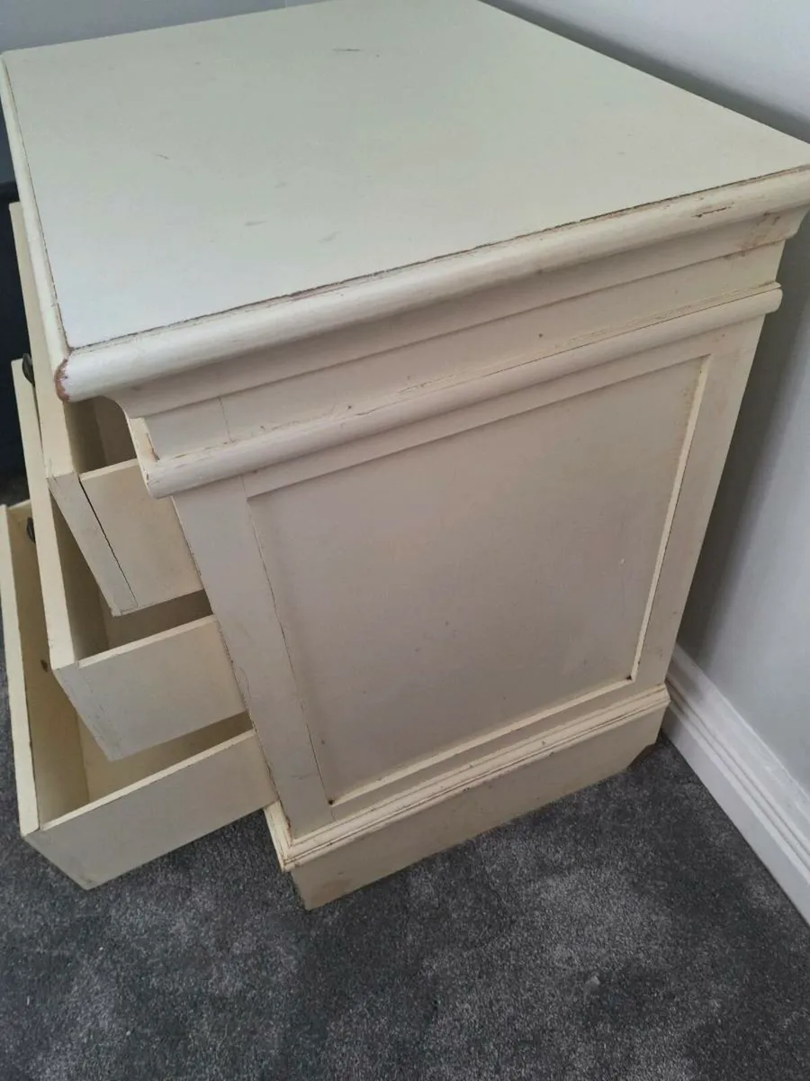 **FREE Bedside table *** Needs TLC - Image 2