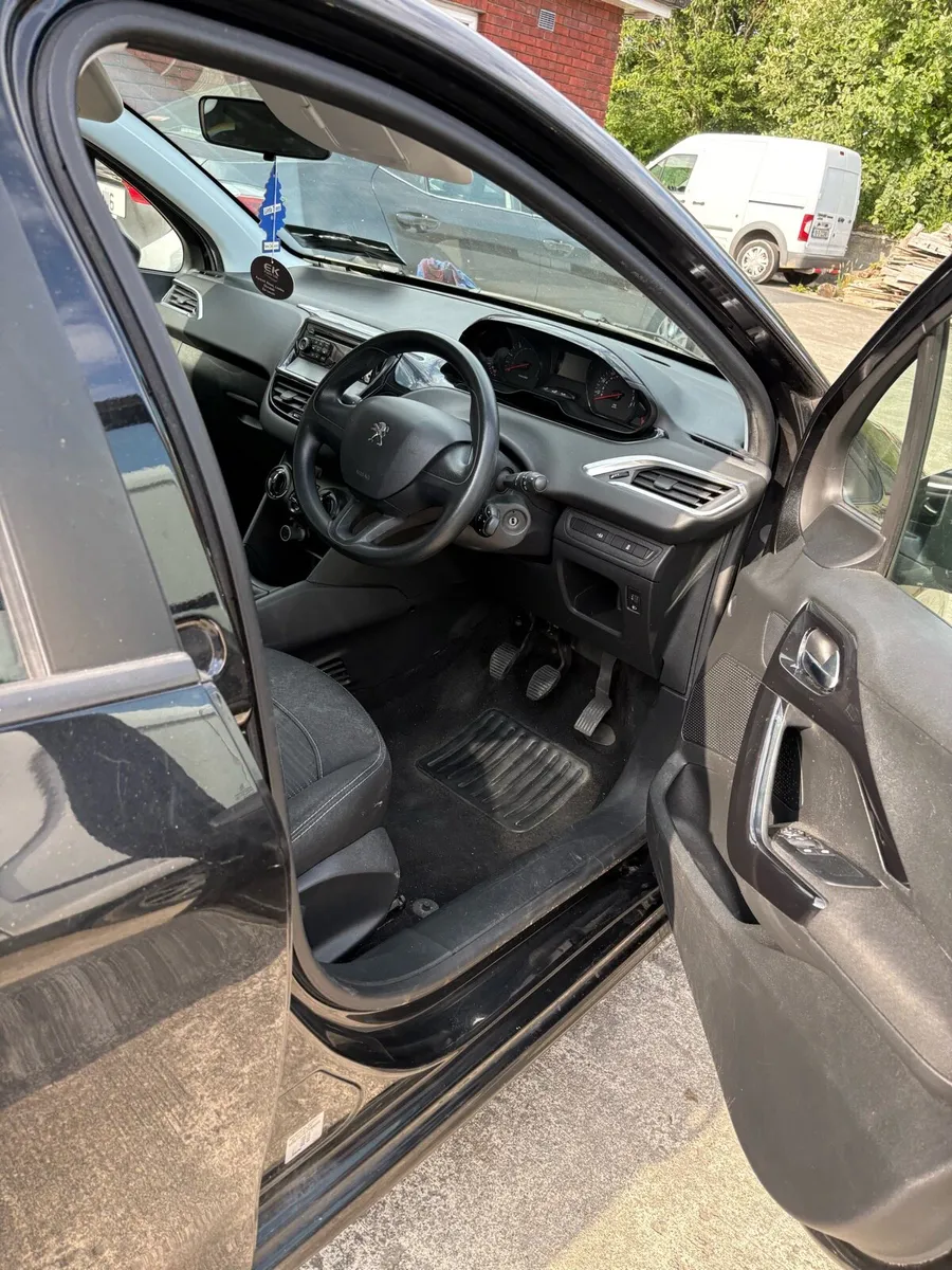 Peugeot 208 - Image 1