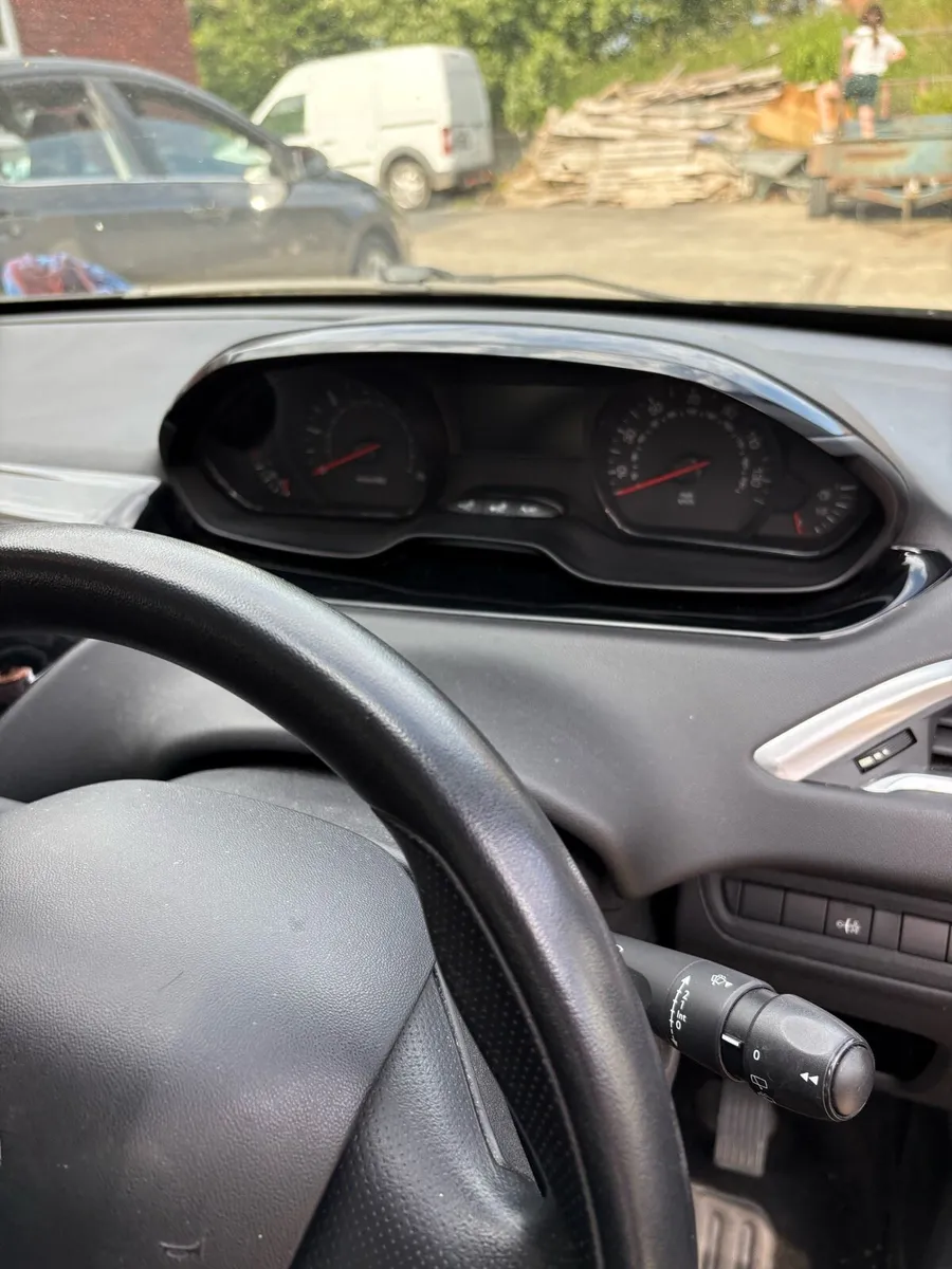 Peugeot 208 - Image 2