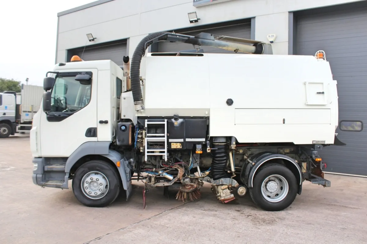 2014 DAF LF 220 15-TON 4X2 ROAD SWEEPER - Image 4