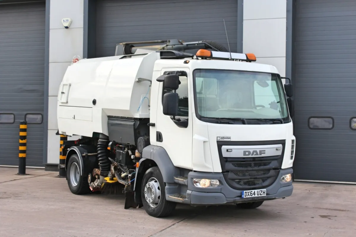 2014 DAF LF 220 15-TON 4X2 ROAD SWEEPER - Image 1