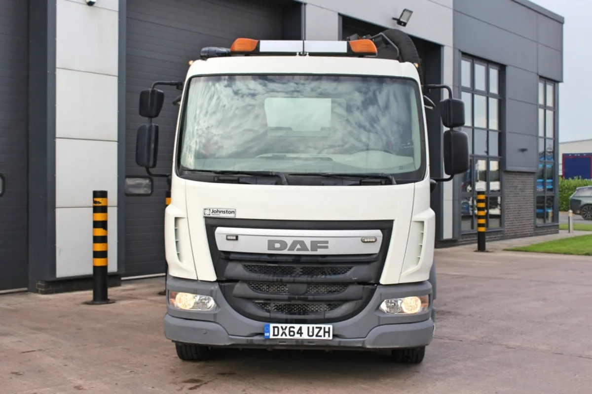 2014 DAF LF 220 15-TON 4X2 ROAD SWEEPER - Image 2