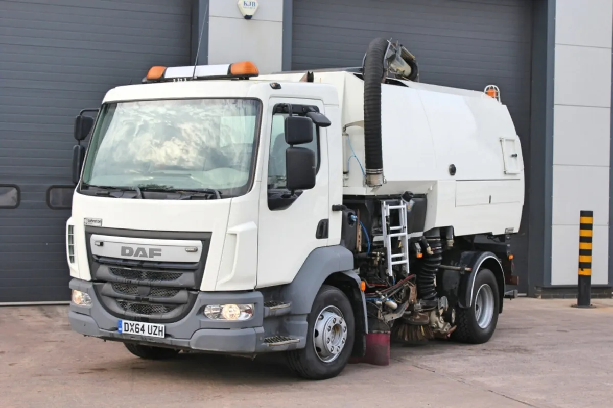 2014 DAF LF 220 15-TON 4X2 ROAD SWEEPER - Image 3