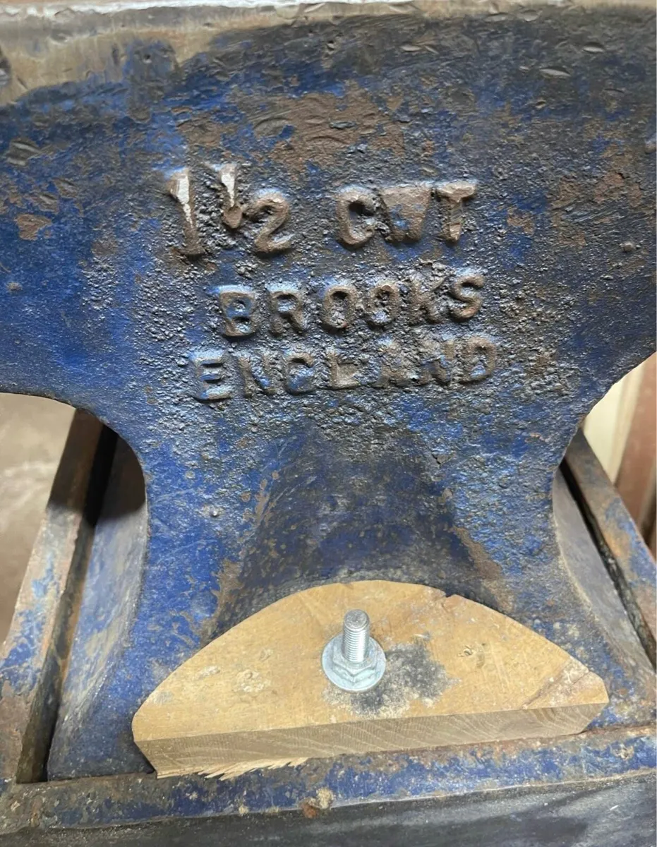 77 kg brooks anvil & factory stand. Oak Block - Image 1
