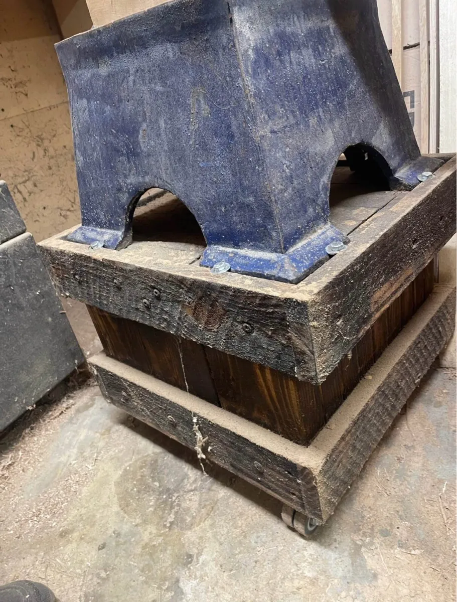 77 kg brooks anvil & factory stand. Oak Block - Image 3
