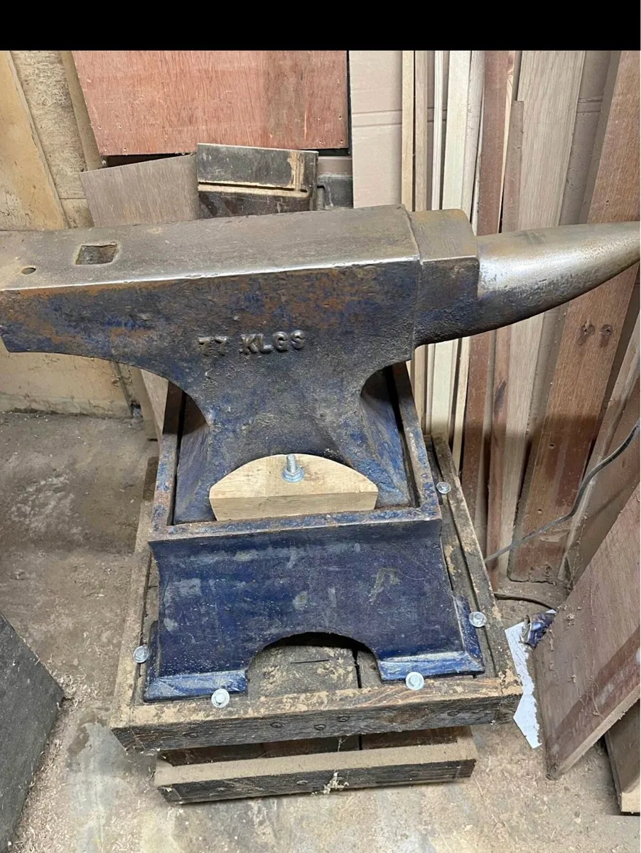 77 kg brooks anvil & factory stand. Oak Block - Image 4