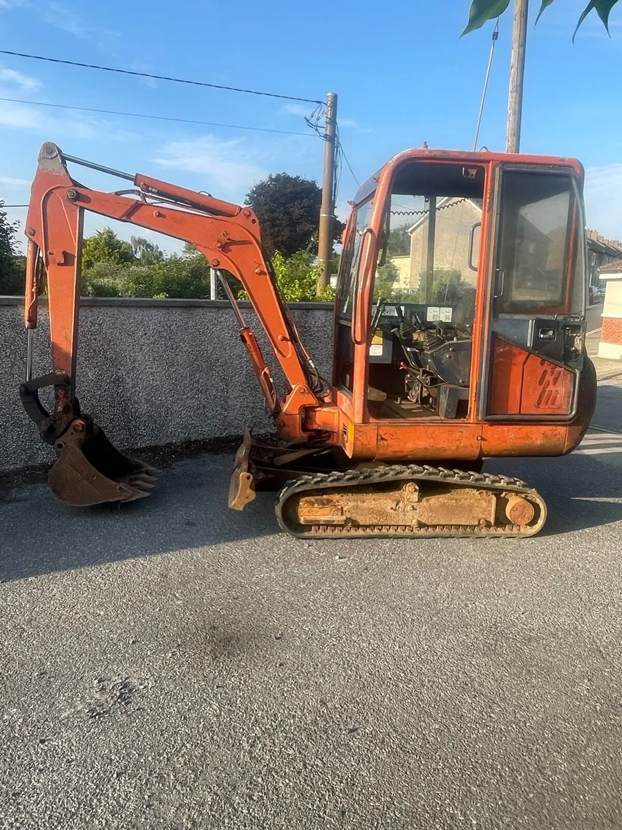 hanix 2.5 ton digger - Image 1