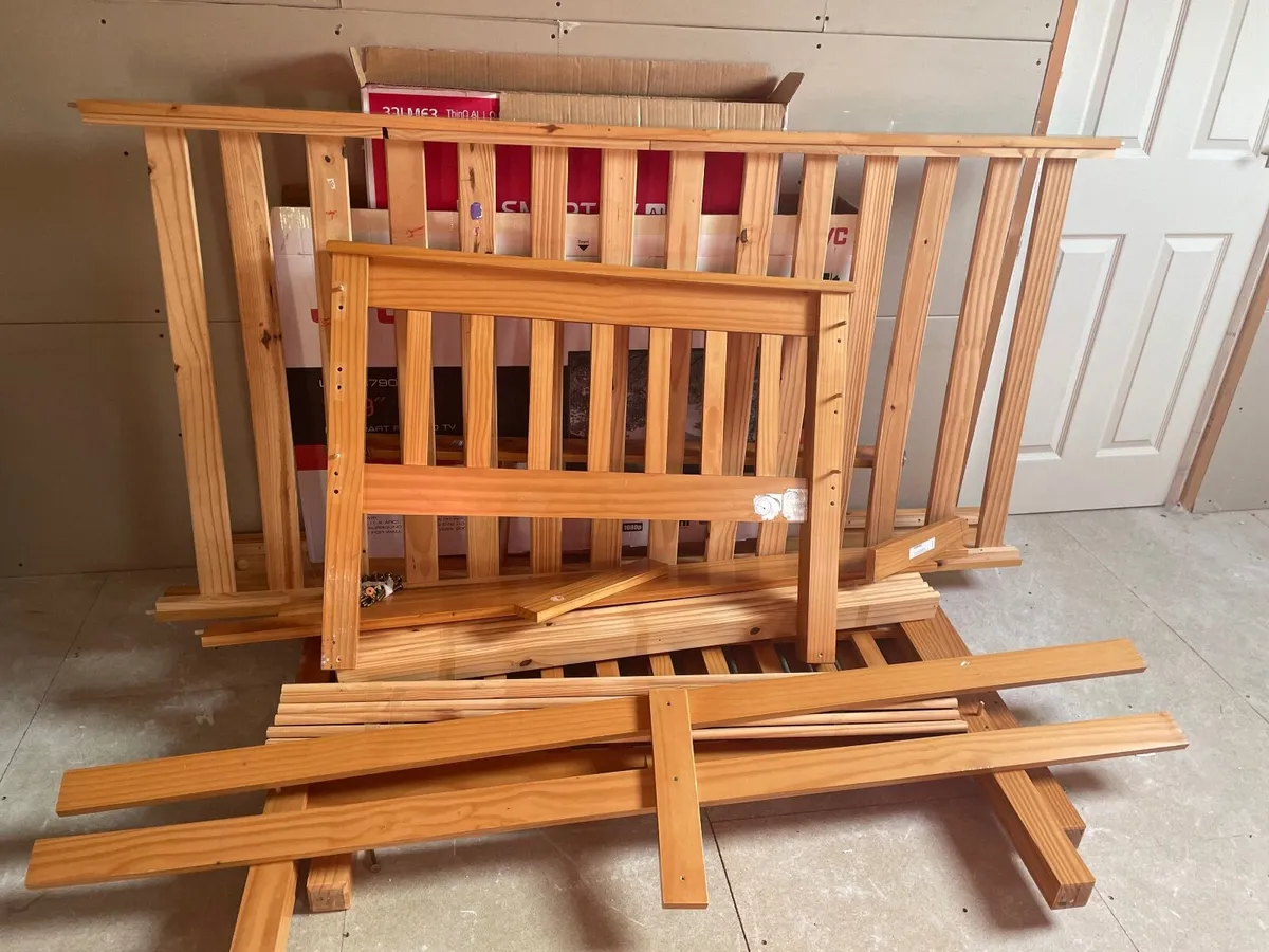 Triple bunk bed