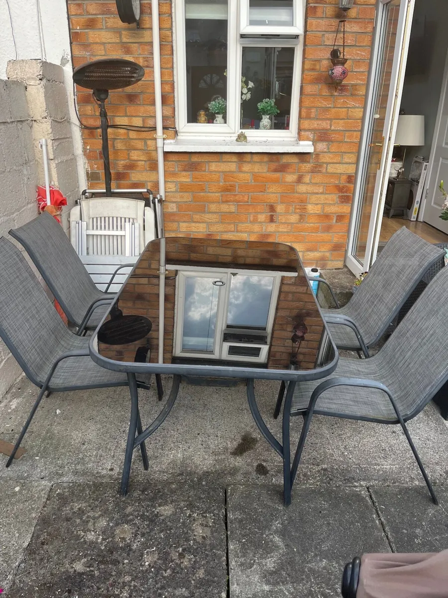 Glass top table and chairs - Image 1