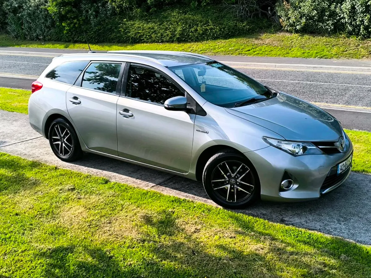 2014 Toyota Auris Hybrid Synergy - Image 2