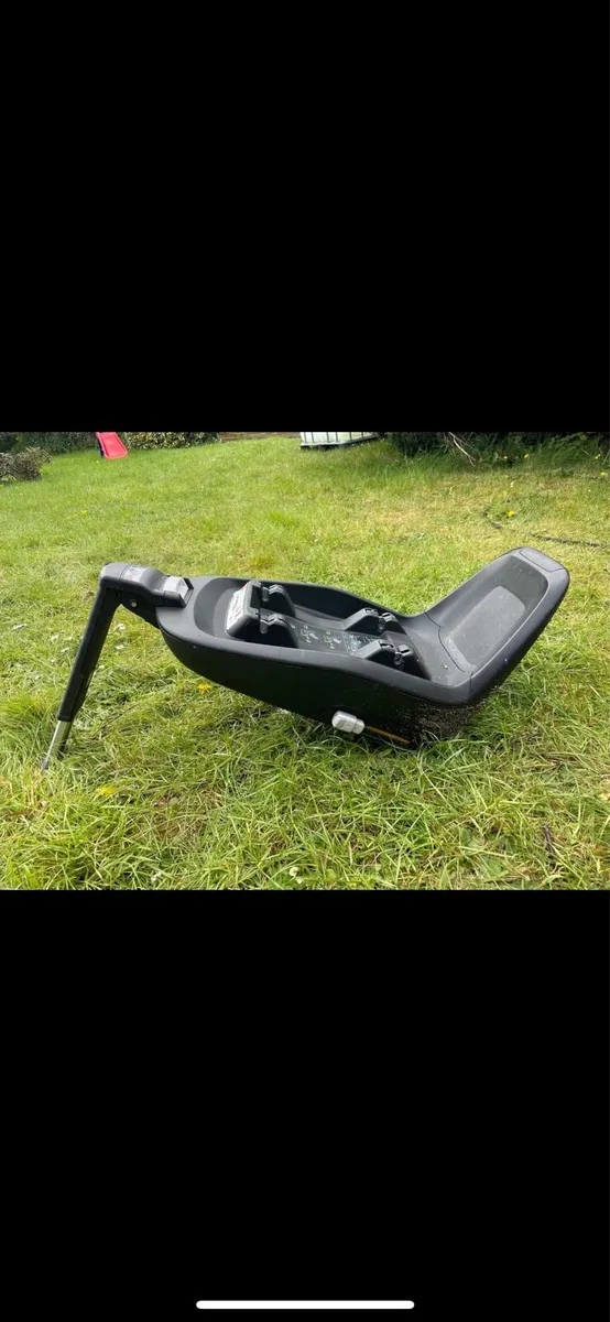 Maxi cosy car seat base only (isofix) - Image 1