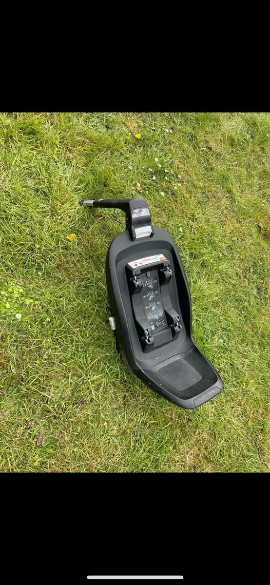 Maxi cosy car seat base only (isofix) - Image 2