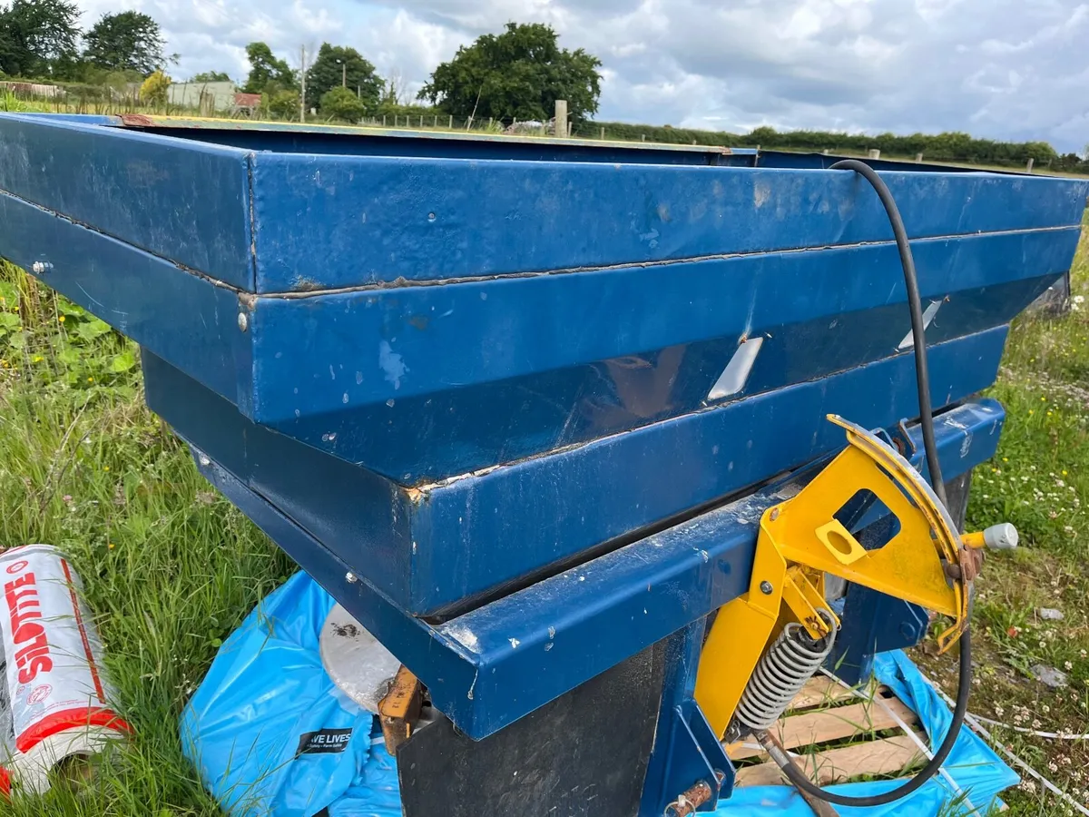 Combine Harvester, Fertiliser - Image 4