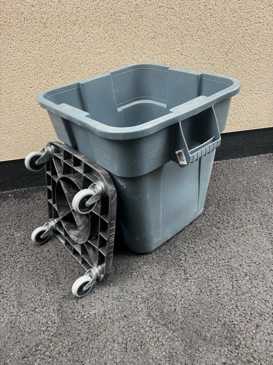 Rubbermaid 105 litre Bin with wheels - Image 1