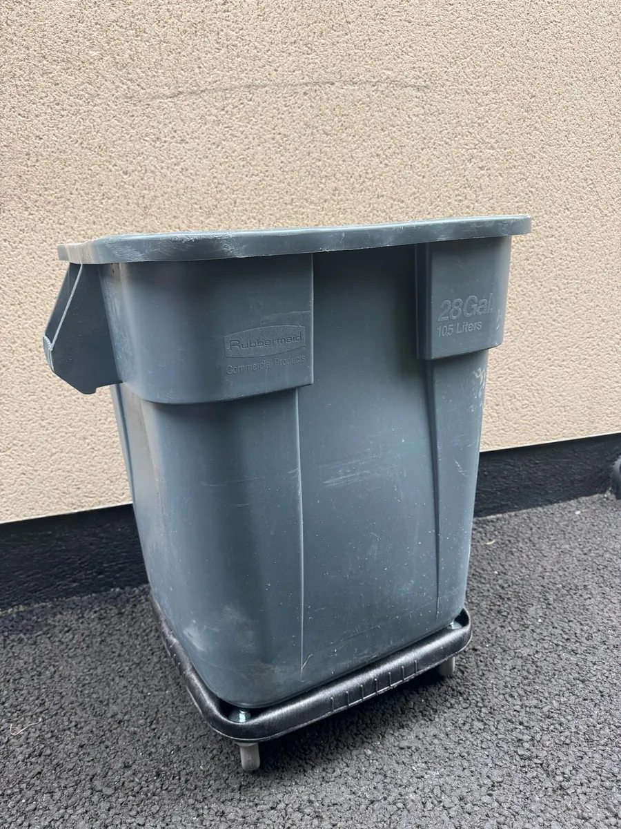 Rubbermaid 105 litre Bin with wheels - Image 2