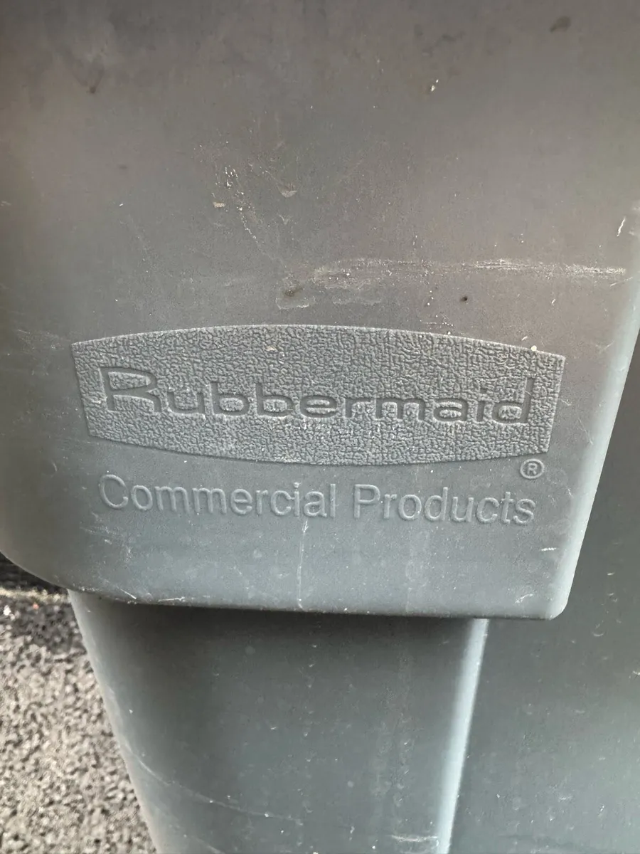 Rubbermaid 105 litre Bin with wheels - Image 3