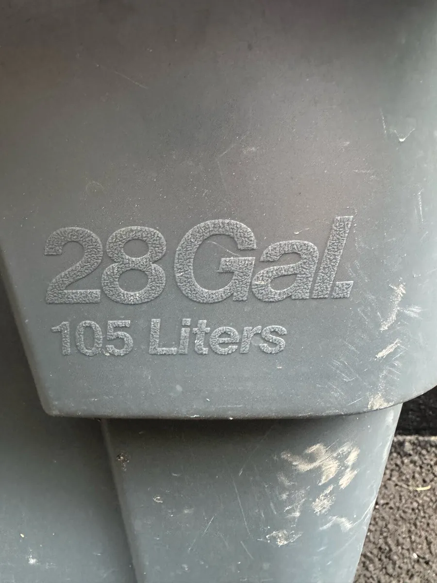 Rubbermaid 105 litre Bin with wheels - Image 4