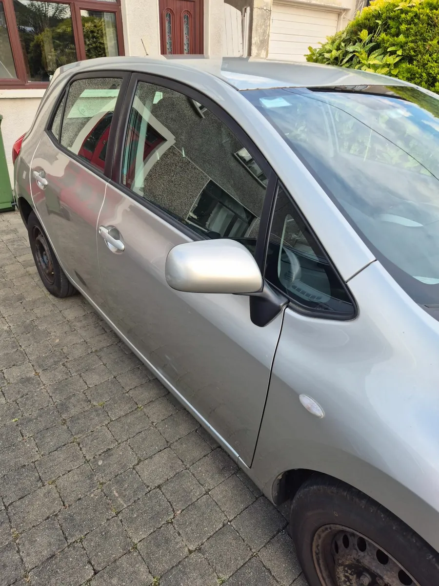 Toyota Auris 2009 - Image 2