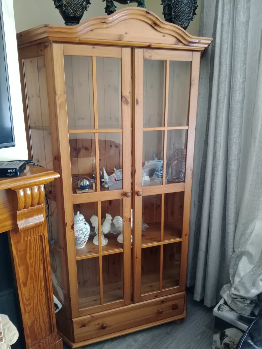 Beautiful Big display cabinet - Image 3