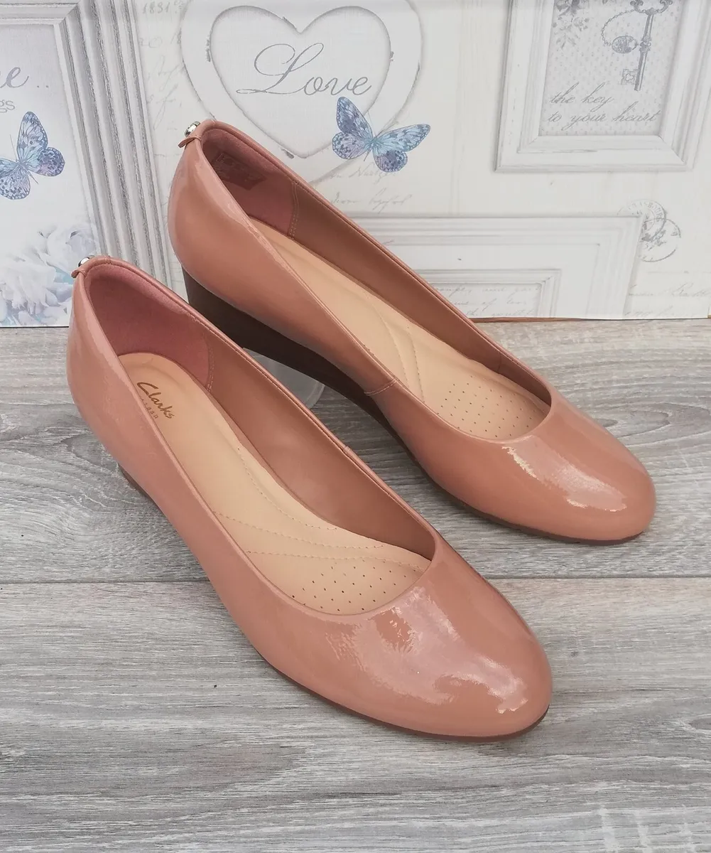New Clarks ladies beige Vendra Bloom slip on shoes - Image 1