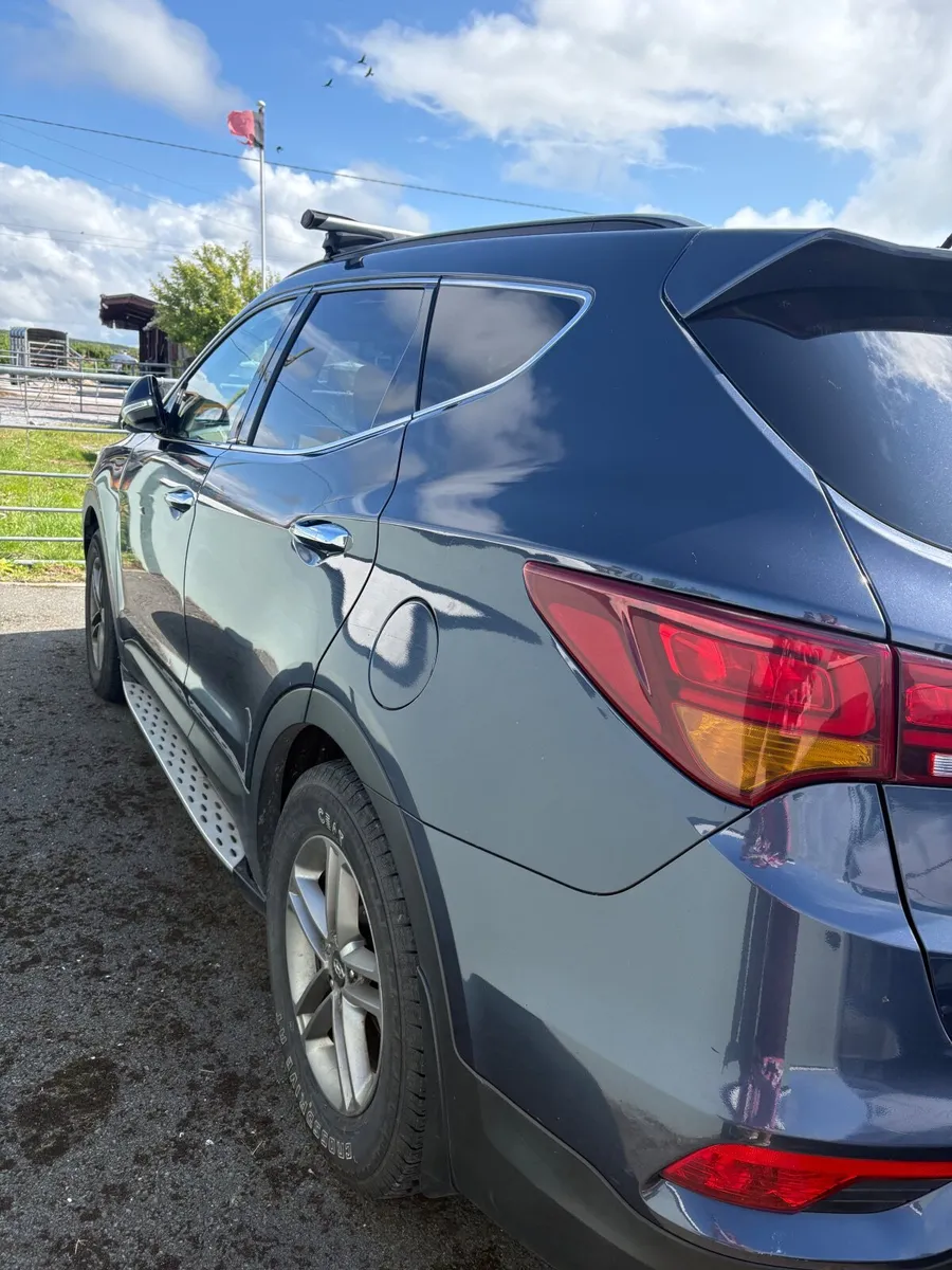 Hyundai Santa Fe 2017 - Image 2