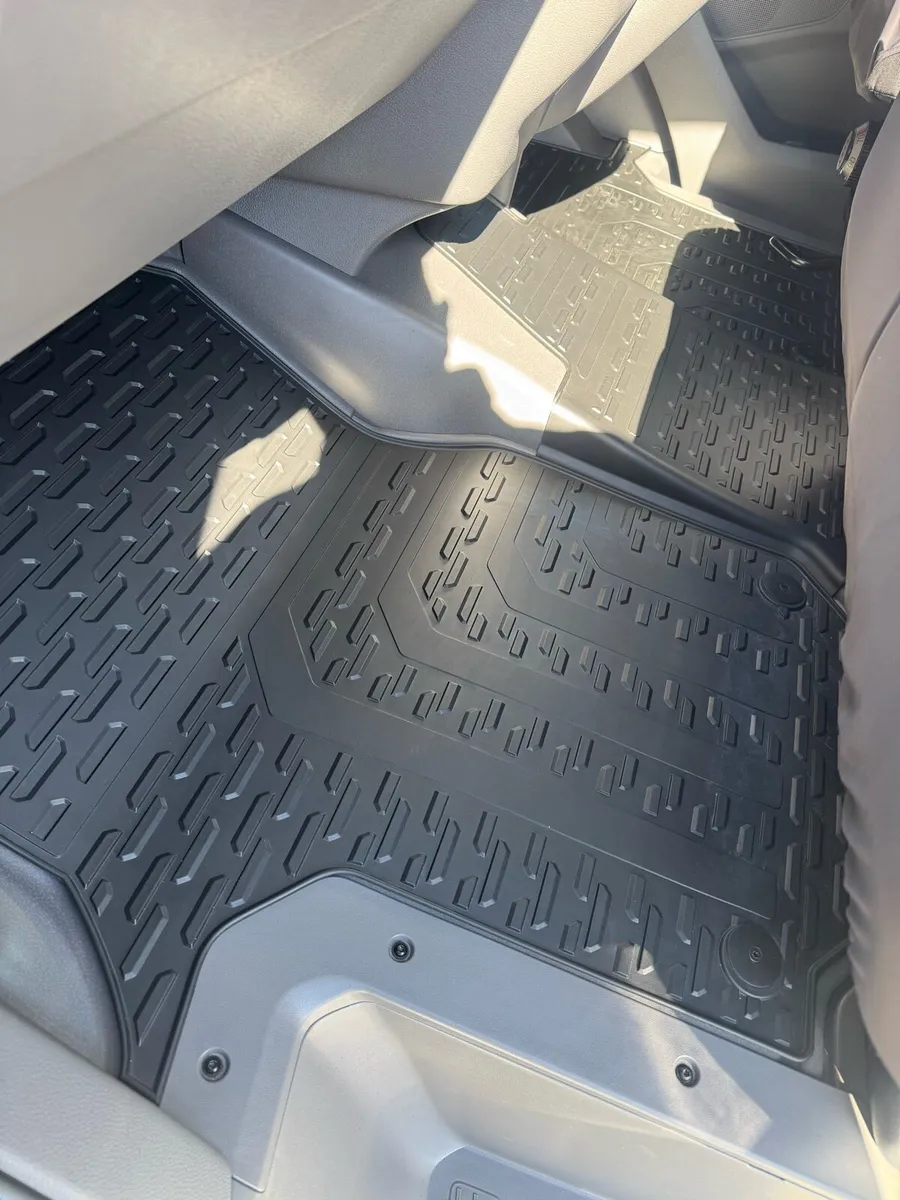 VW Crafter 2017 + Accessories - Image 2