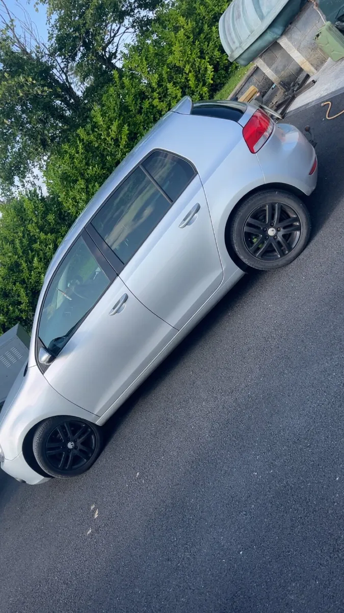 Volkswagen Golf 2010 - Image 2